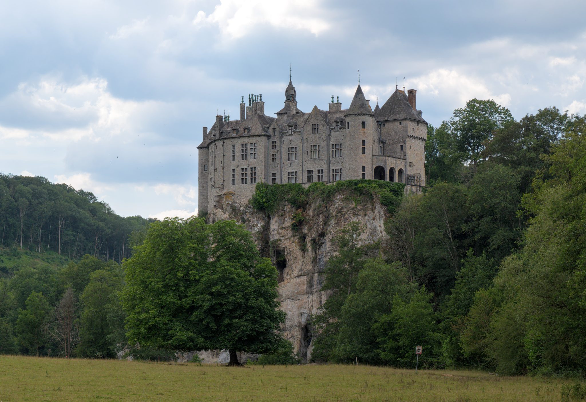 Château de Walzin : Une forteresse spectaculaire en Belgique